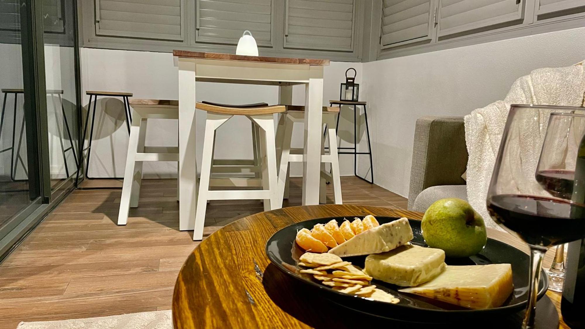 Altitude On Montville Quarto foto A kitchen with a breakfast bar