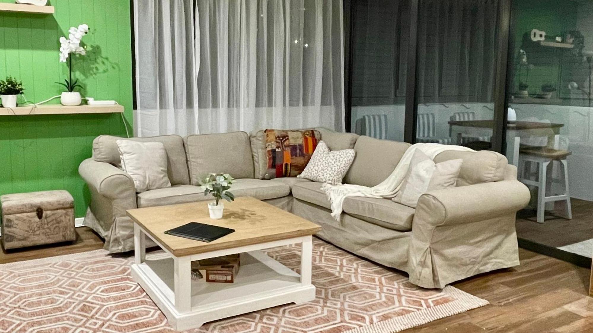 Altitude On Montville Quarto foto A living room with a sofa and a coffee table