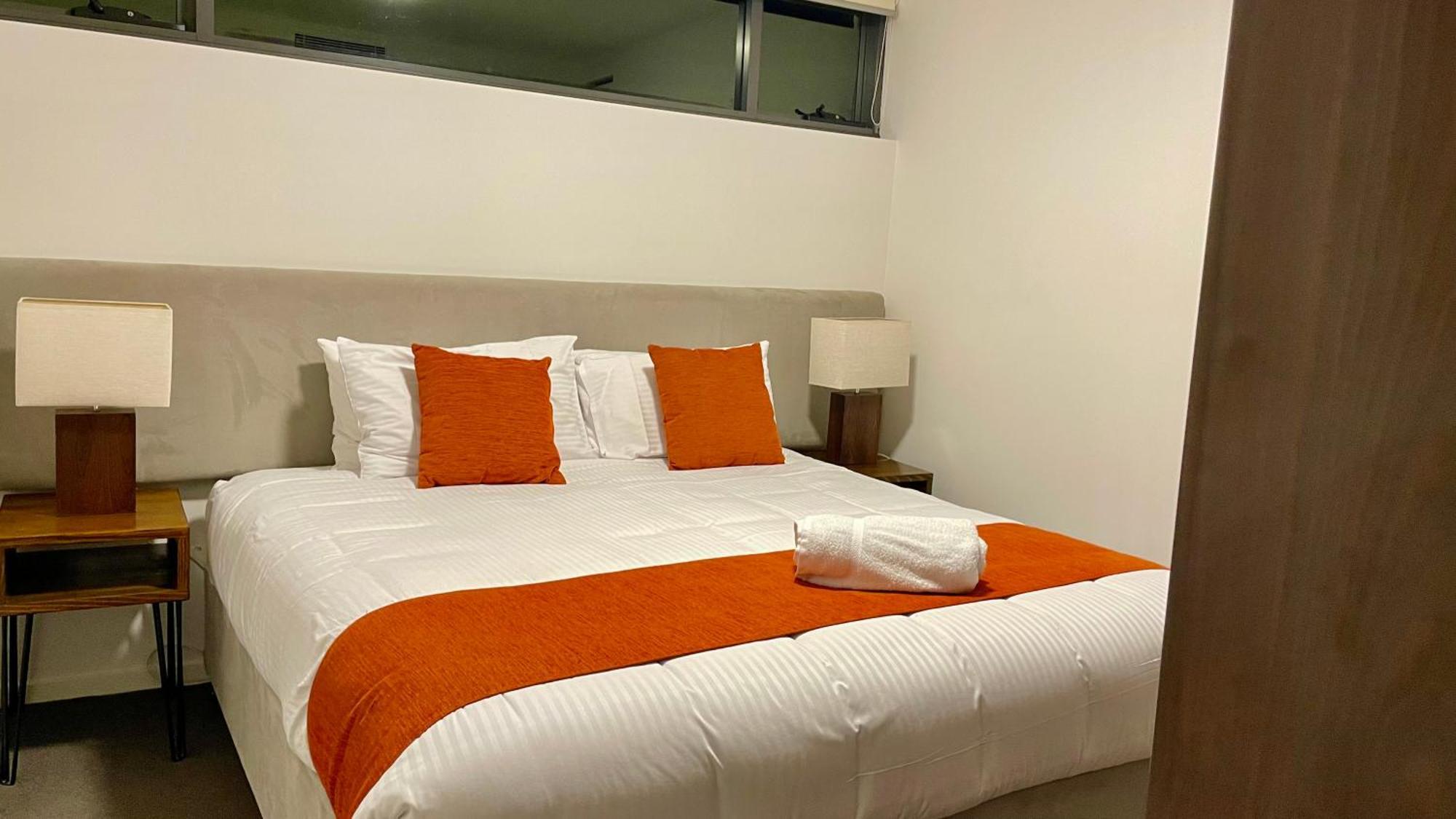 Altitude On Montville Exterior foto A bed with a bed runner