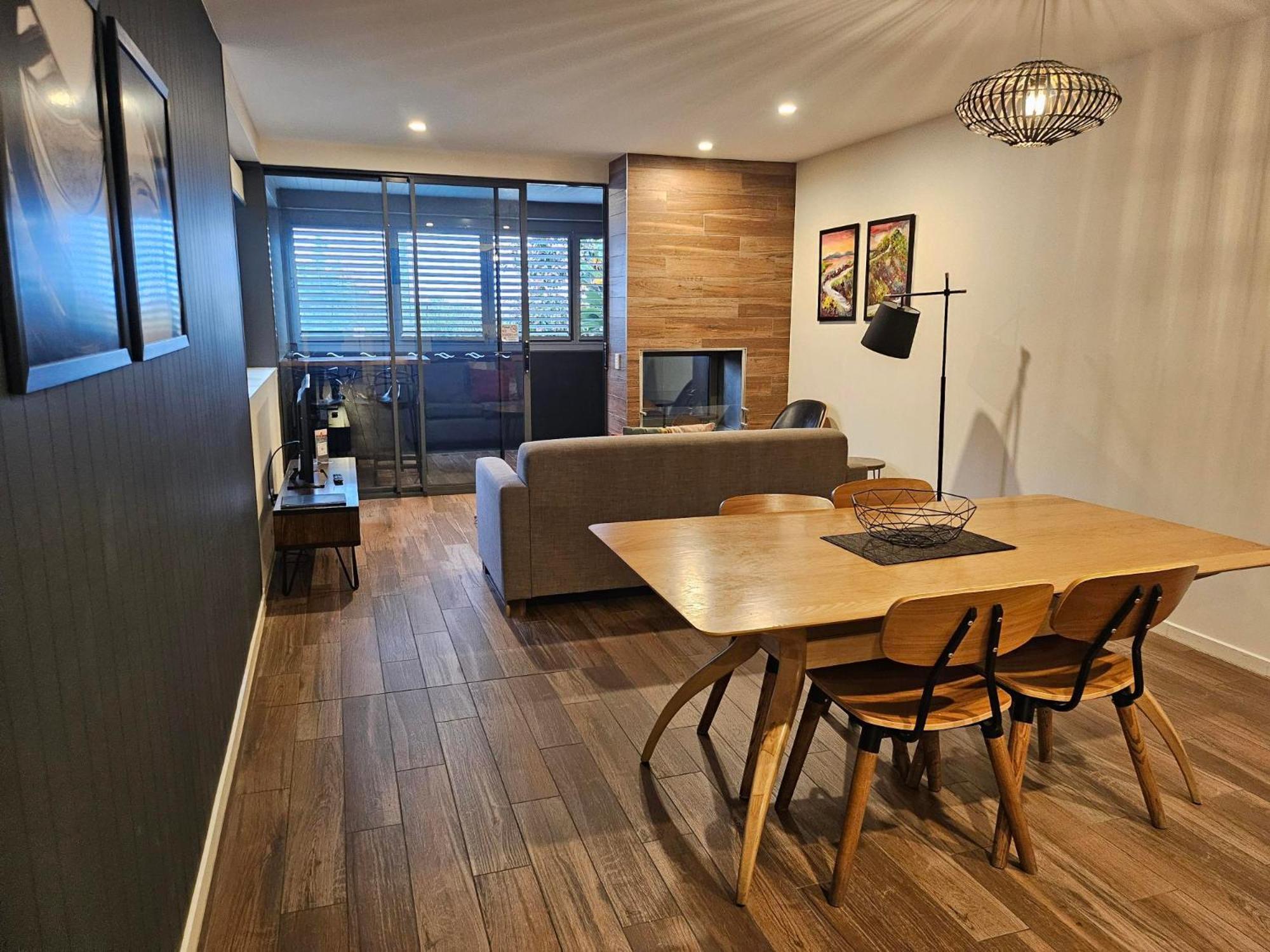 Altitude On Montville Quarto foto A living room in a typical apartment at the complex